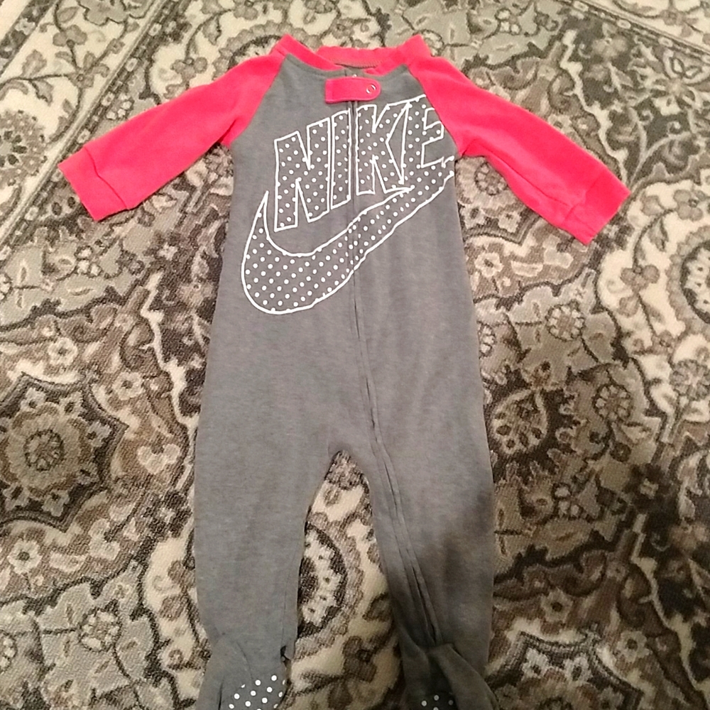 NIKE